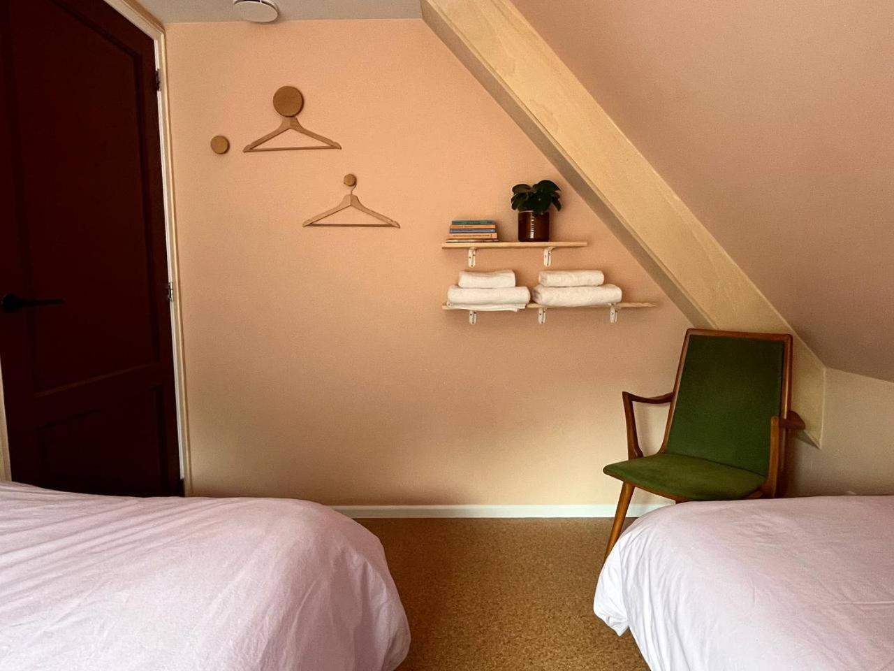 Red Cat In Bed Bed & Breakfast Eenrum Exterior foto